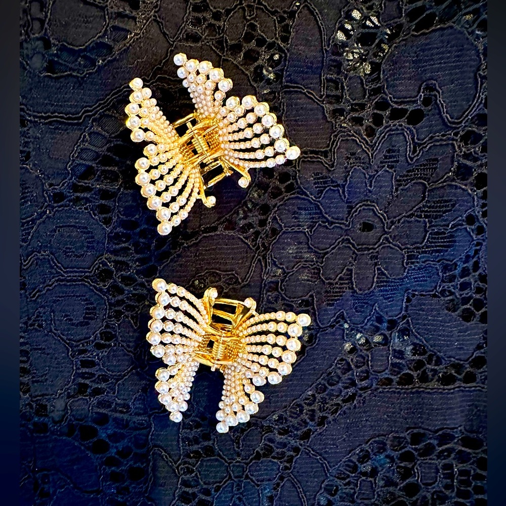 ♥️Butterfly Pearl Gorgeous Hair clips set New! Gold tone and pearl! So pretty!